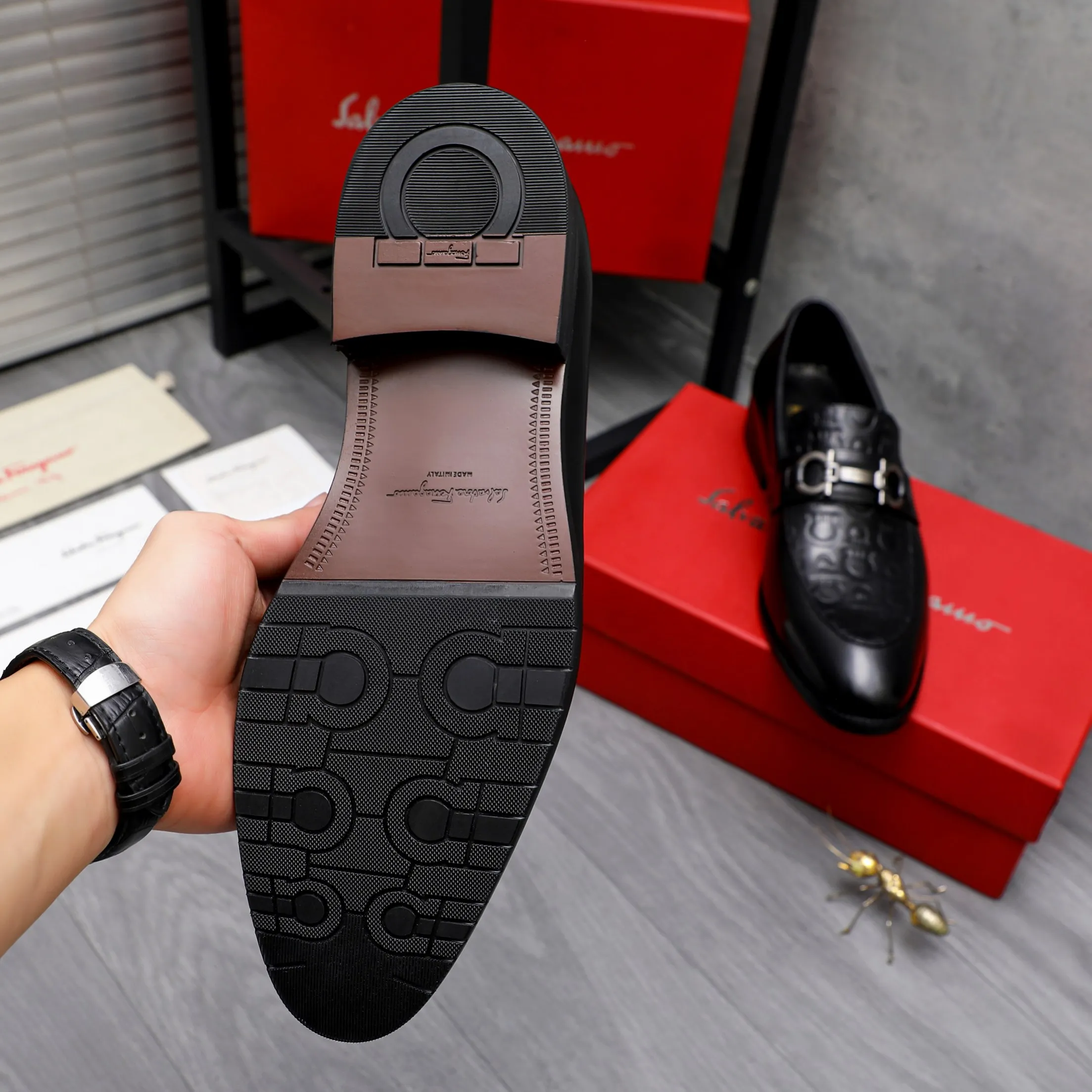 Men's shoes 💰480 Product trademark: Ferragamo " Ferragamo ] Business slip-on leather shoes Regular size: 39-44 Product materials: Selected high-quality embossed cowhide upper, cowhide lining, original outsole